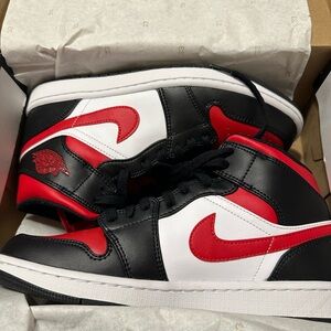 Air Jordan 1 Mid Bred Toe